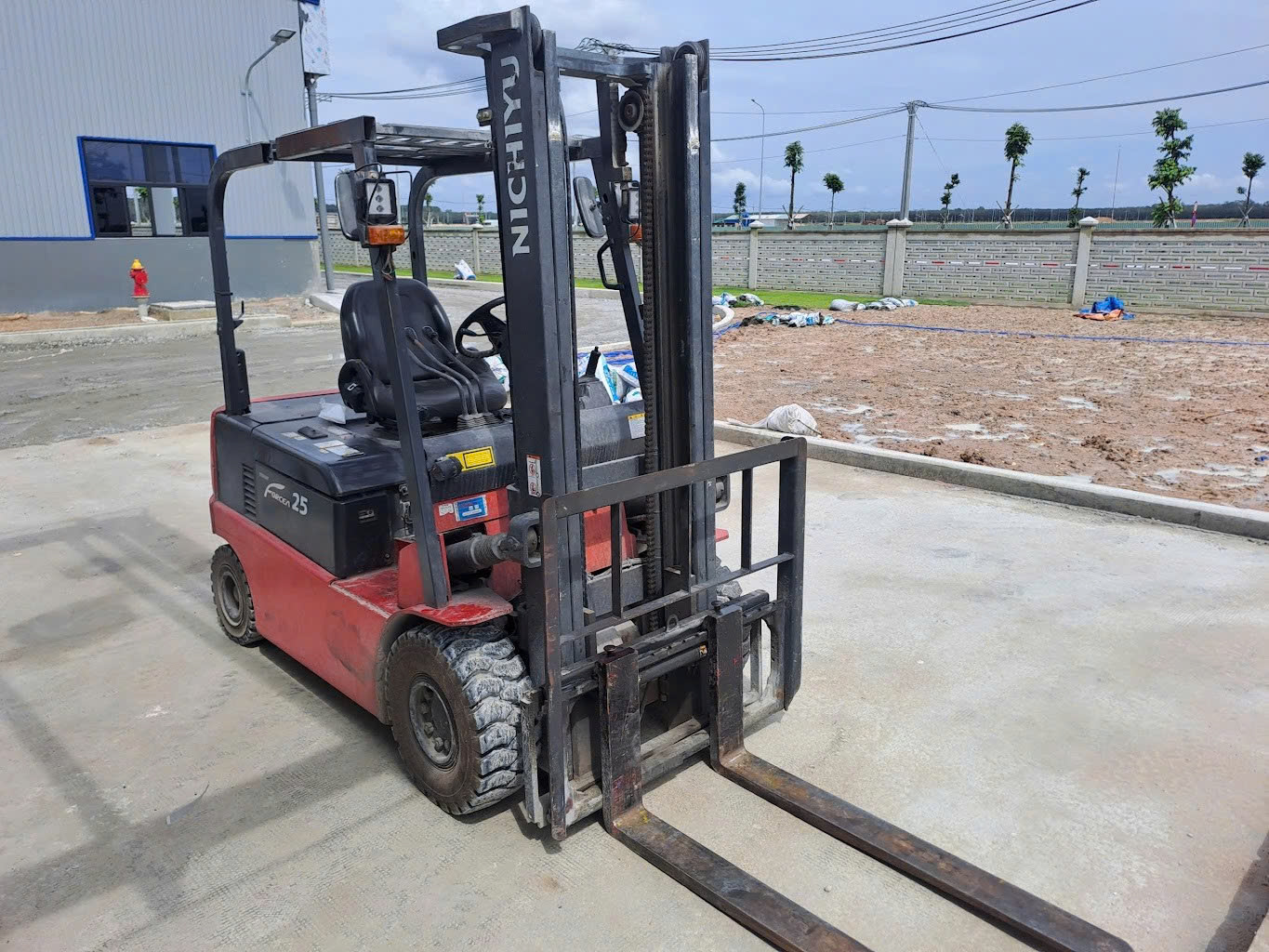 Alternative view of Xe nâng điện NICHIYU FBC25P-70B-350SF